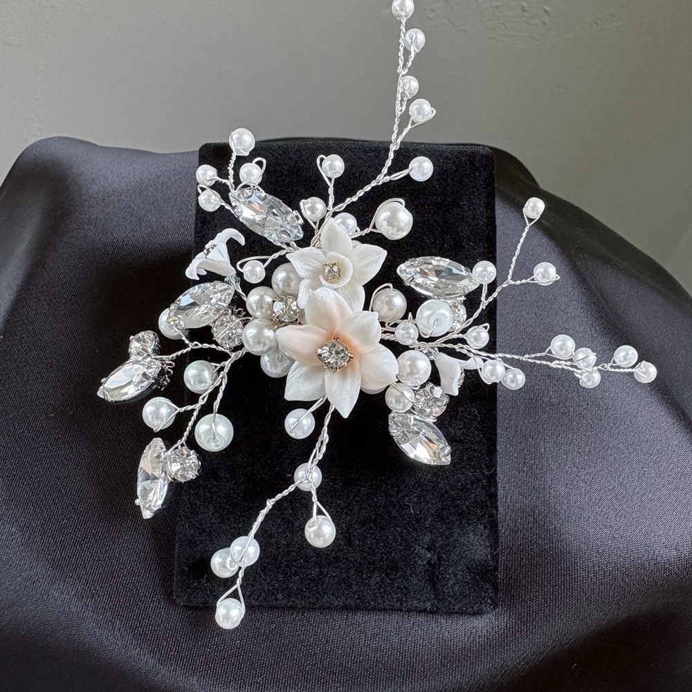 Elegant Pearl and Crystal Floral Hair Accessory